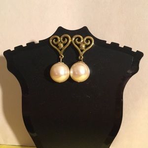 Heart Swirl Big Pearl earrings.